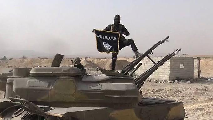 Auf Facebook veröffentlichte der IS Bilder von einem von den Regierungstruppen eroberten Panzer, südwestlich von Palmyra. (Foto: AP